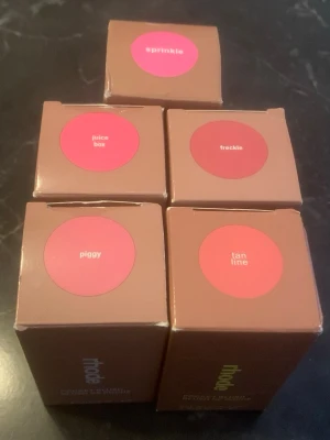 Rhode Pocket Blush set i fem färger - Säljer ett set med Rhode Pocket Blush i fem olika nyanser: sprinkle, juice box, freckle, piggy och tan line. Rougen kommer i smidiga bruna förpackningar med färgmarkering på toppen. Perfekt för att skapa en fräsch look med olika toner av rosa och korall.