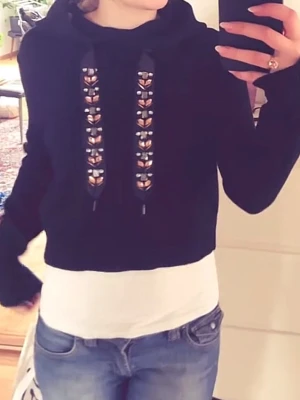 Svart cropped stickad  hoodie med snörning - Säljer en svart cropped hoodie med huva och cool snörning framtill. Hoodien har långa ärmar och en avslappnad passform som passar perfekt till jeans eller tights. Materialet känns mjukt och bekvämt mot huden. Passar mig som är xs-s, har tagit bort snörerna men skickar med dom för de går att sätta på igen