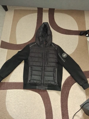 Supply&demand cardigan - Supply&demand cardigan strl M. Köpt på JD sports för 900. Säljs inte längre från vad jag vet. Bekväm och utan defekter! Priset är inte fast så kom o förhandla