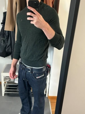 Stickad Morris tröja - Grön stickad tröja från Morris i 100% merino ull. Riktigt skön och perfekt nu inför lite kallare väder. Inga defekter och i bra skick. Storlek S, jag är ca 177 och väger 66kg.