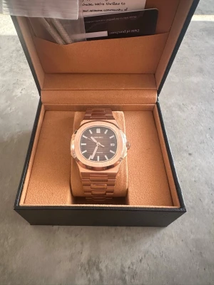 Seiko Nautilus Roséguld – Automatisk - Säljer en stilren Seiko Nautilus i roséguld från Moddys Custom Watches.  Klockan är i mycket fint skick och endast använd ett fåtal gånger. Den är i princip som ny och har blivit väl omhändertagen.  Warranty-kort medföljer tillsammans med verktyg för att enkelt kunna justera länken efter önskad storlek.  Nypris är cirka 4 000 kr.  Säljes då den inte kommer till användning. Och vill sälja av lite från klocksamlingen.  Vid intresse eller frågor, skicka gärna ett meddelande.  /Gustav