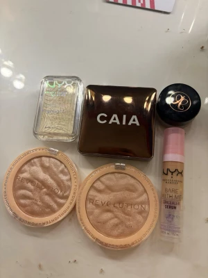Smink - Allt för 300kr!! skriv om ni vill köpa något separat så kan jag ge pris. Allt är jätte få använt eftersom gillar inte färgerna. Nyx Highlightern är lite smutsig pågrund av mitt sminkbord men har försökt rengört❤️(Tar endast emot Instabox)
