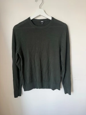 Uniqlo tröja - Tjabba! Säljer nu denna uniqlo tröjan  i storlek XS! Den är i ett bra skick 8/10, inga defekter! Moddelen är ca 180! Om ni har några tankar eller funderingar är det bara att höra av sig😁!