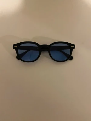 MOSCOT  - Tja, säljer ett par LEMTOSH BLACK WITH CUSTOM MADE TINTS från MOSCOT. Glasögonen saknar tyvärr box men säljer dem för mycket bra pris eftersom ny pris ligger på ungefär 4000 kr. Pris går även att diskutera. Vid frågor och önskade fler bilder är det bara att skriva så svarar jag så snabbt jag kan.