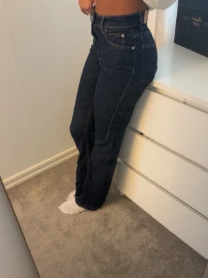 Mörkblå raka jeans med hög midja - Säljer ett par mörkblå jeans med raka ben och hög midja. Jeansen är från ginatricot och är i bra skick men har tyvärr gått ner i vikt så dom sitter inte som jag vill. Skriv för fler bilder😊