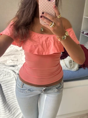 Offshoulder rosa volangtopp  - Så fin Offshoulder korallrosa volangtopp! Jag är 168 och det är mina bilder, köp via köp nu direkt eller Swish, kvar tills markerad som såld 💖 