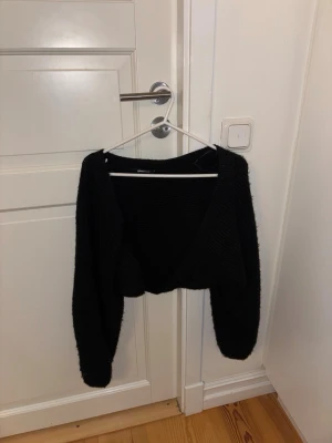 Svart cropped stickad tröja Gina Tricot - en bolero liknande tröja, sry glömde vad det hette men en kofta med bara ärmar, snygg och lätta att slänga på när man blir kall ❤️❤️