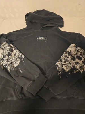 YonugLA sweat shirt svart med snygg vit design - Jätte fin YoungLA tröja med riktigt häftig design funkar fin fint som pumpcover