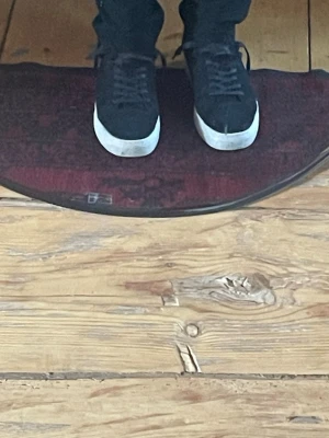Svarta mockasneakers från Vagabond - (STORLEK 46)Svarta sneakers från Vagabond i mocka med klassisk låg profil och vita platta sulor. Skorna har rund tå, svarta snören och stilren design som passar till det mesta. Perfekta för dig som gillar en clean och enkel look.