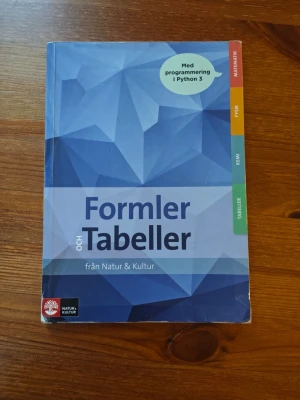 Formler och Tabeller - Natur & Kultur - Formelsamling med tabeller för matematik, fysik och kemi. Boken har blått geometriskt omslag och färgade flikar för olika ämnen. Innehåller även programmering i Python 3. Perfekt som kurslitteratur för gymnasiet eller universitet. Bra skick. Mycket hjälpsam!