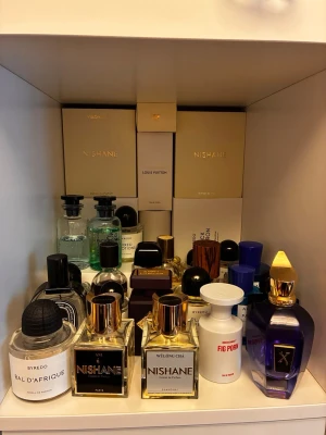 Parfym samples nisch  - Samples 2/3/5/10 ml från LV (Imagination, Pacific Chill), Byredo (Black Saffron, , Mixed Emotions,), Nishane (Ani, Wulong Cha), Initio (Can’t Get Enough), Xerjoff Torino 21, Orto Parisi (Terroni,), Nasomatto Narcotic V, Diptyque Philosykos, ADP (Fico, Arancia). Pris: 55–340 kr beroende på doft/storlek. Rabatt vid flera. 