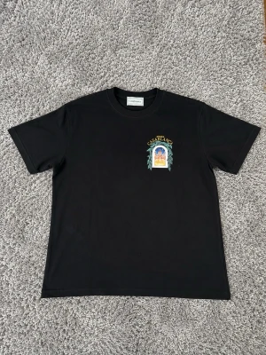 Svart Casa.blanca T-shirt. - Svart Casa.blanca t shirt storlek L. Fraktar direkt vid köp 