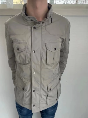Hackett London field jacket  - Hackett London field jacka herr| pris:999kr| Storlek:XL | skick:9,8/10| hör av dig vid minsta lilla fundering eller fråga|