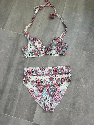 Mönstrad bikini - Säljer en snygg bikini mönster i rosa, blått och vitt💕