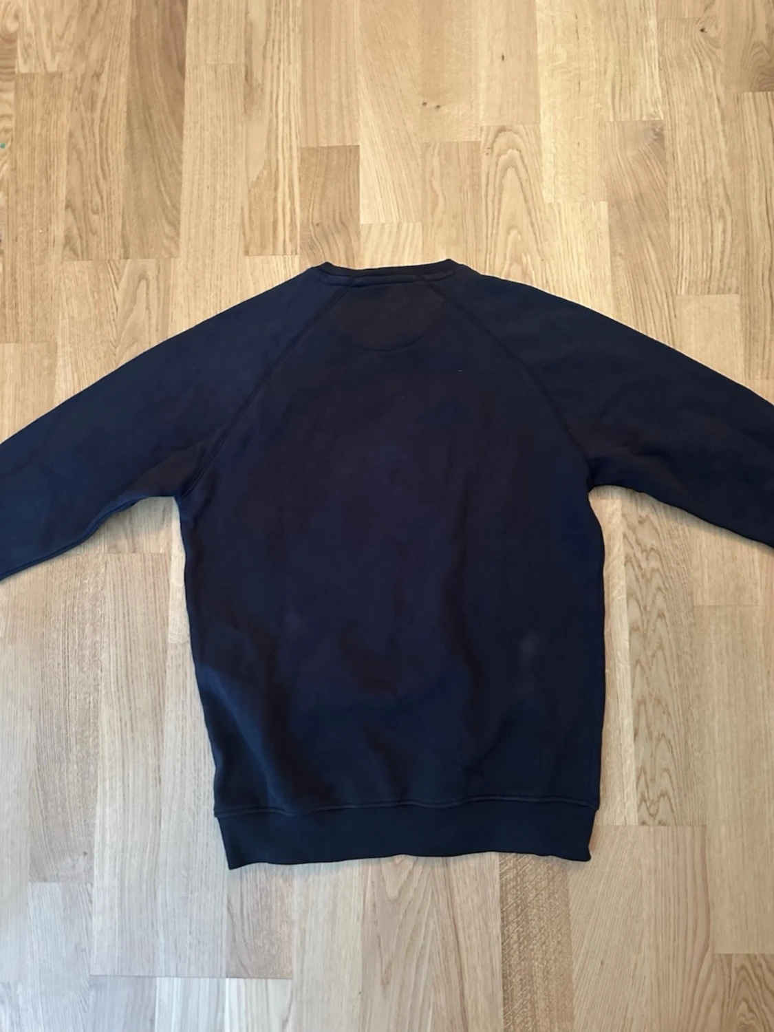 Mörkblå tröja - 1