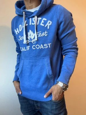 Vintage Hollister Hoodie - Riktigt Snygg Hollister Hoodie | Storlek M | Mycket bra skick | Modell 175cm, 69kg |