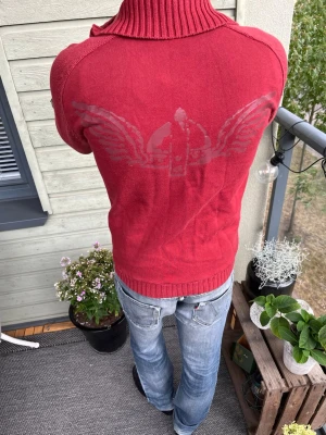 Vintage Cardigan - Riktigt fet cardigan med snyggt tryck bakifrån i toppskick✅ Storlek S | Längd: 64cm ~ Axelbredd: 41cm | Skriv vid frågor eller funderingar och följ för mer!