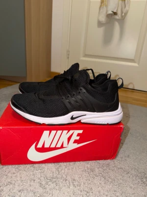 Nike Presto svart-vita - Jag säljer ett par Nike prestos.Det är väldigt bekväma och luftiga.Funkar till allt vardags skor,träning skor man kan nästan använda dessa skor överallt.Jag köpte dessa skor för 1499 nya jag har använt de 3-4 gånger.Skorna där framme har gått upp lite men annars är de helt felfria.Storleken är 45 men den passar 43,5-45 så jag skriver in de som storlek 44 om någon undrar över det!
