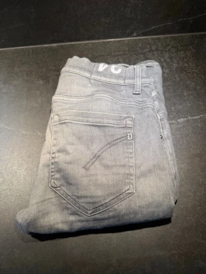 Gråa jeans från Dondup  - Tjena! Vi säljer just nu dessa sjukt feta jeans ifrån Dondup i storlek w34! Den är i bra skick och självklart äkta! Hör av er vid minsta fundering eller fråga!