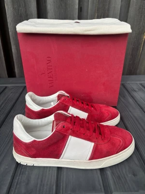 Valentino Flycrew - Valentino Flycrew👟 Storlek: EU 40 passar 41 ✨ Skick: 9/10  📦 Tillbehör: Originalbox, dustbag 💰 Nypris: ca 7000 kr ✅ 100 % autentiska  Snygga och exklusiva Valentino Sneakers i mycket fint skick. Levereras komplett med box, dustbag