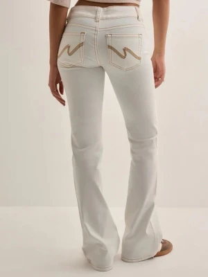 Nelly jeans - Säljer ett par vita bootcut jeans med snygga kontrastsömmar och broderade bakfickor. Jeansen har normal midja och klassisk femficksdesign. Perfekta för dig som vill ha en clean och trendig look. Skriv privat för frågor eller fler bilder!