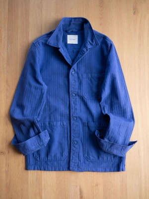 Blå overshirt från A Day's March - Stilren blå overshirt från A Day's March i kraftig bomull. Klassisk krage, tre utanpåliggande fickor och knäppning framtill. Perfekt lager-på-lager-plagg med avslappnad passform och uppvikta ärmar för en cool look.