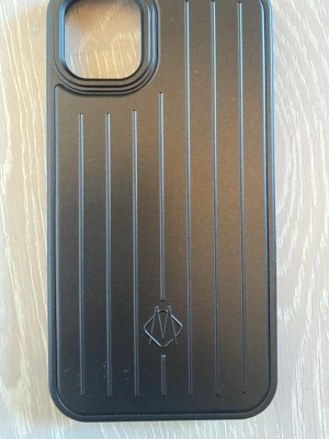 Svart Rimowa Skall för iPhone 11 - Tja säljer ett helt nytt Rimowa svart skall för IPhone 11. Priset kan diskuteras och skickar inom 24 Tim 💨☺️
