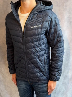 Peak Performance Lättdunjacka - Stl S - Fin tunn dunjacka från Peak Performance! | Mycket bra skick: 9/10, utan defekter! | Stl: S, Modellen är 178cm och väger ca 77kg | Hör av dig vid frågor // Galgen 🫡 Har fler Vinterplagg i profilen 🙌