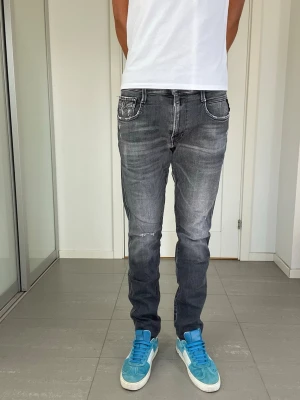 Replay Anbass Jeans  - Säljer nu dessa Replay Anbass Jeans i den mycket populära Moddelen Aged 05 Years som även har snygga slitningar i design, W32 o L32 med mått ca 41,5 o 105 cm. moddelen är 183 och väger 68 kg. Skriv för fler bilder/frågor🙌🏼