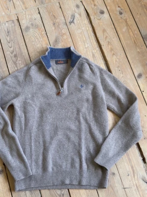 Morris halv zip 170cm lambswool - Säljer halv zip tröja från Morris i lambswool. Pga att den är för liten. Den passar fol runt 170cm. Den är i brun grå färg. Det finns inga märken eller hål. Ny pris 1900kr och mitt pris 500kr.                                                               Skriv om du har några frågor!