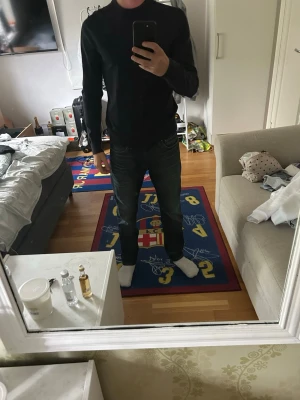 Mörkblå stickad tröja - Säljer en mörkblå stickad tröja då den blivit lite liten, nypris 300kr 