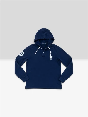 Polo Ralph Lauren långärmad hoodie  - Snygg marinblå hoodie från Polo Ralph Lauren med vit logga på bröstet och siffran 3 på ärmen. Tröjan har huva med vita dragsnören och knappar vid halsen. Tillverkad i mjukt bomullsmaterial och har en avslappnad passform.