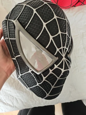 Spiderman mask symbiote movie grade - Hej! Säljer denna fantastiska masken, en Spiderman Symbiote mask (Tobey Maguire filmen). 3d webbing, tjockt material som är strecthig, magnetiska ögon, full face shell (framdel och bakdel) för perfekt passform. Högsta kvalitet på marknaden!