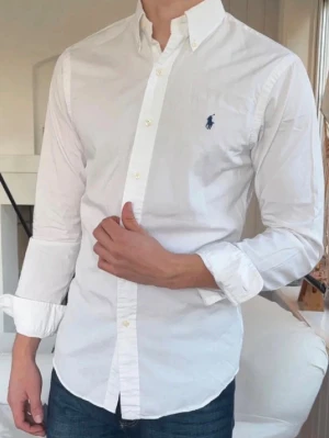 Ralphlauren skjorta - Fin Ralph Lauren skjorta storlek S. Jag är 176 71kg och den passar mig perfekt. Priset går att diskuteras så de ba o höra av sig 😊