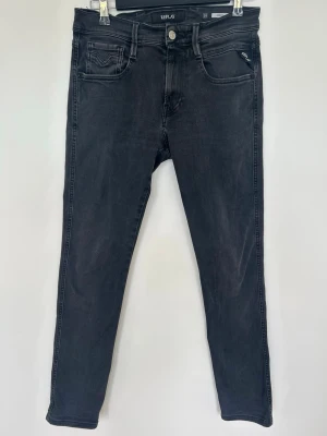 Replay Anbass Jeans - Säljer just nu dessa feta Replay Anbass Jeans🙌🏻Storlek: 29/ 34. Längd= 100 cm | Midja= 37 cm | 