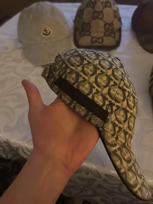 Salvatore ferragamo keps - Säljer nu min keps som jag ej använder längre. Väldigt fin o stilig och den är äkta såklart, dock inget kvitto men kan alltid legit checkas. 