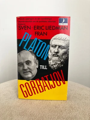 Från Platon till Gorbatjov pocketbok - En pocketbok av Sven-Eric Liedman med titeln 'Från Platon till Gorbatjov'. Omslaget är färgstarkt i rött, svart, blått och gult med porträtt av Platon och Gorbatjov. Boken tar upp politiska idéers historia och är utgiven av Månpocket. Säljes i befintligt skick enligt bilderna!