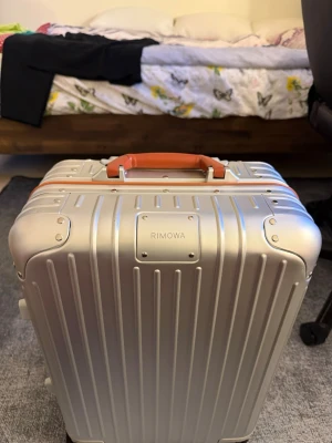  Rimowa cabin  - Hejsan ! Säljer min super fina Rimowa original cabin modell med brun läder detaljer. Väskan är i topp skick med små repor som är naturligt för rimowa.  Hand bagage, finns i Göteborg . Träffas helst vid intresse