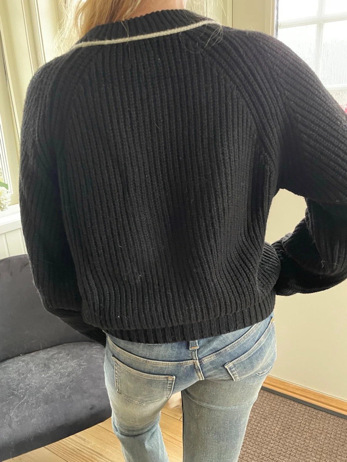 Svart stickad tröja med vit detalj - 2