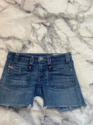 Korta lågmidjade shorts från diesel - Super fint skick. Passar typ XXS. Hör av er vid frågor eller funderingar. 