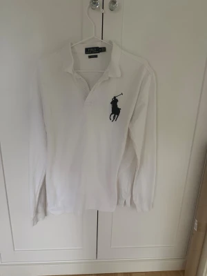Polo Ralph Lauren piké - Klassisk vit långärmad piké från Polo Ralph Lauren. Storlek är Medium och är endast använd 2-3 gånger och är i grymt skick!