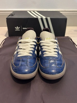 Adidas Wales Bonner sneakers - Säljer ett par Adidas Wales Bonner sneakers. Nästan helt nya, använt dem 1-2 gånger. Strl 38. Dessa sneakers är självklart äkta, har bevis för att skorna är äkta men kontakta mig för att se det. Priset är ej hugget i sten så kom med prisförslag//// Abbes Closet