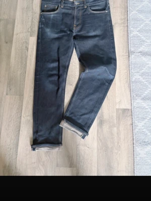 Nudie jeans selvage (selvedge) - Snygga Nudie jeans dry true selvage i storlek 33/23. Nypris är 2500 köpt för ca 2 månader sedan. Säljer dessa för 899.