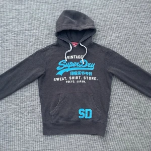 Vintage superdry hoodie - Säljer nu denna riktigt feta vintage superdry hoodie i mycket fint skick!🙌 Storlek: S🤝Skick: 9/10🌟 hör gärna av er vid frågor eller funderingar!🤗