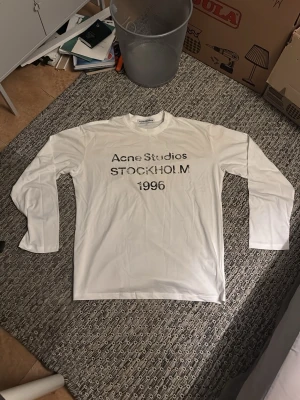 Acne studio  - Snygg acne studio långärmad tröja i färgen vit! Nytt skick! Fraktas snabbt! Undrar du något bara att fråga! Ej säker på äktighet därav pris ej hugget i sten!
