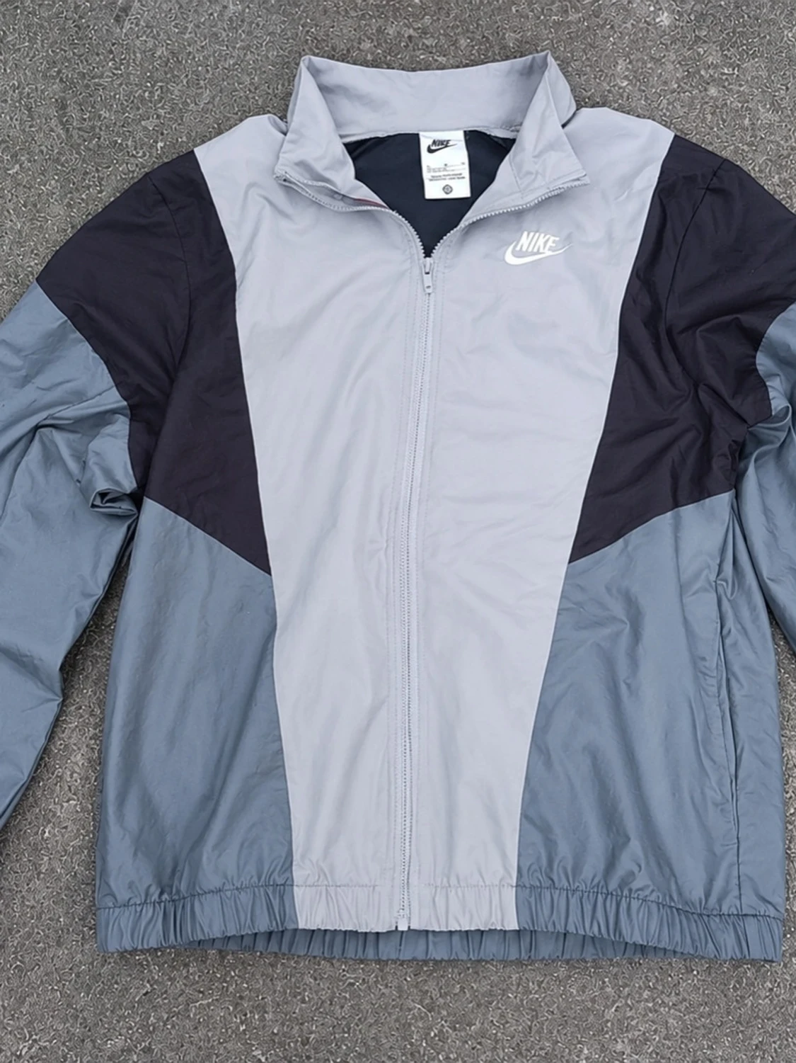 Grå och svart vindjacka från Nike