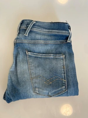 Replay jeans - Säljer ett par klassiska blå jeans från replay  m Jeansen har en snygg tvätt, raka ben och en bakficka med diskret broderad detalj. Perfekta för en avslappnad och stilren look. Materialet är mjukt denim som sitter skönt hela dagen.