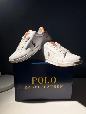 Ralph louren skor - Tjenare, nu säljer jag min brorsas riktig feta Ralph louren skor. Dom är använda en gång utomhus. Allt og finns (box och papper). Bara att skriva vid några funderingar.😁