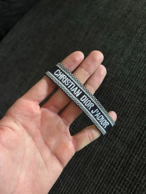 Christian Dior Armband - Svart christian dior armband som passar perfekt till stilrena men även casual outfits