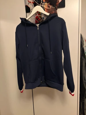 Moncler kofta  - Snygg Moncler kofta storlek m skulle rekomdera för S med helt ny 